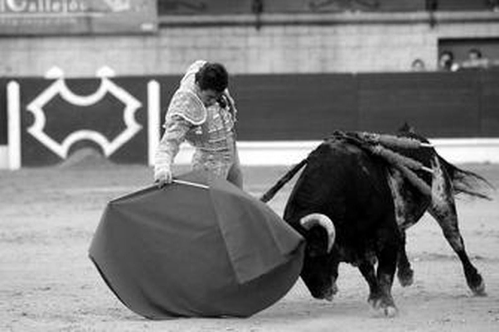 Sebastián Castella, con la mano derecha templando al de Santi Domecq.