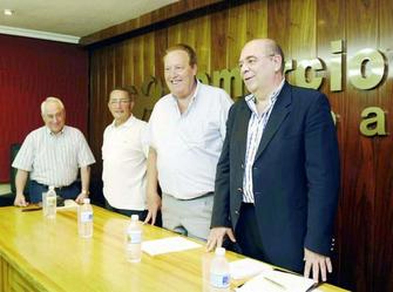 Francisco Román Amor, junto con miembros de la Federación de Comercio, en la asamblea ordinaria.