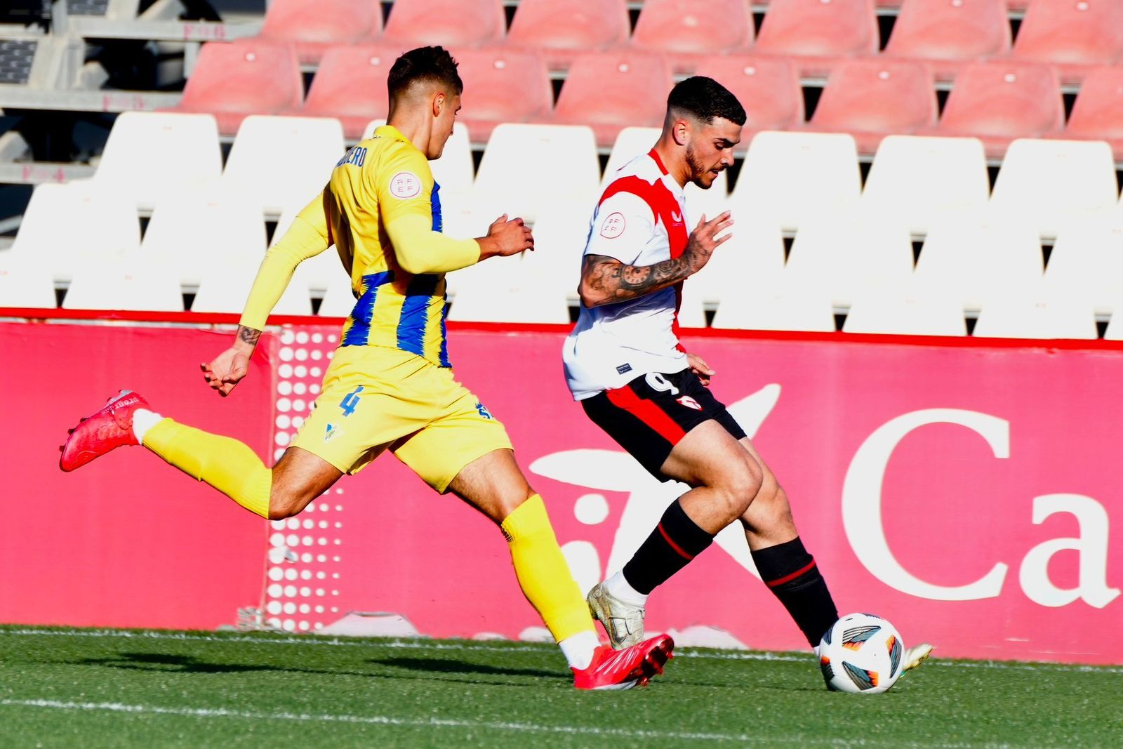 Isaac Romero domina el esférico ante el cadista Adrián Salguero