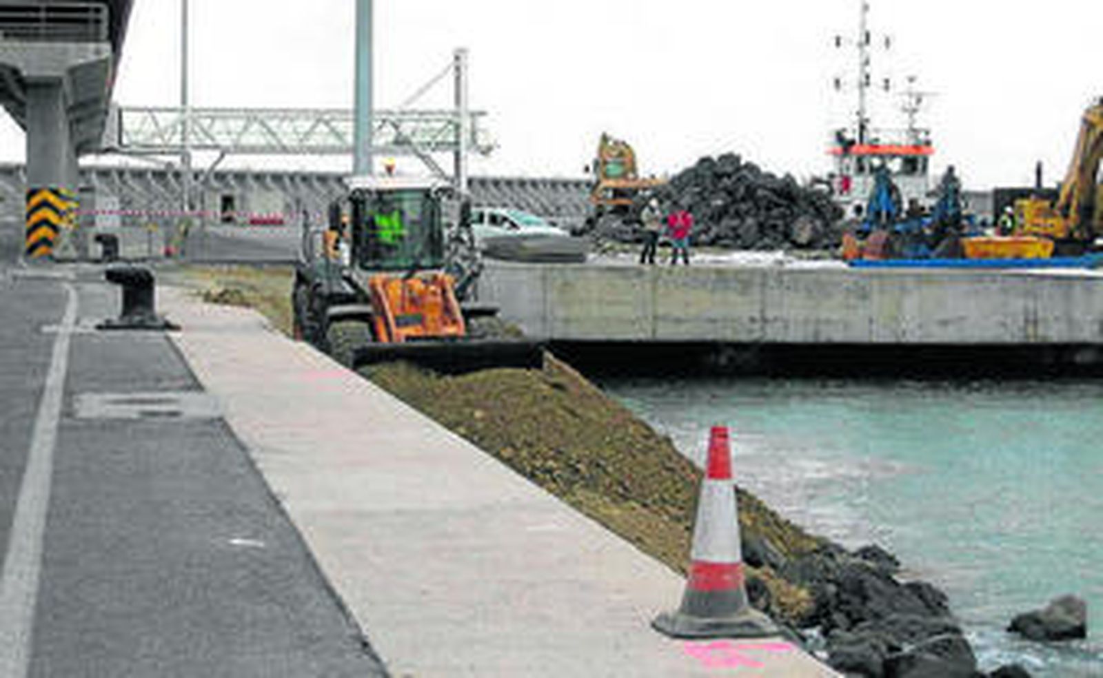 Las excavadoras tomaron ayer el atraque sur del puerto.