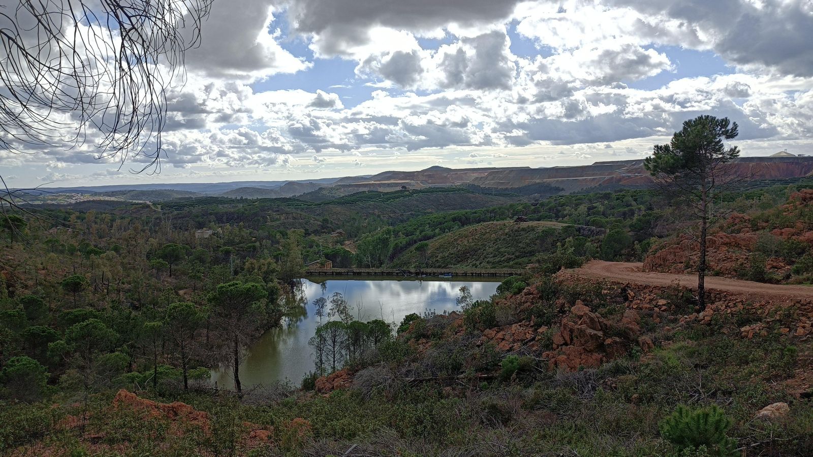 Vistas de la ladera contigua a la presa.