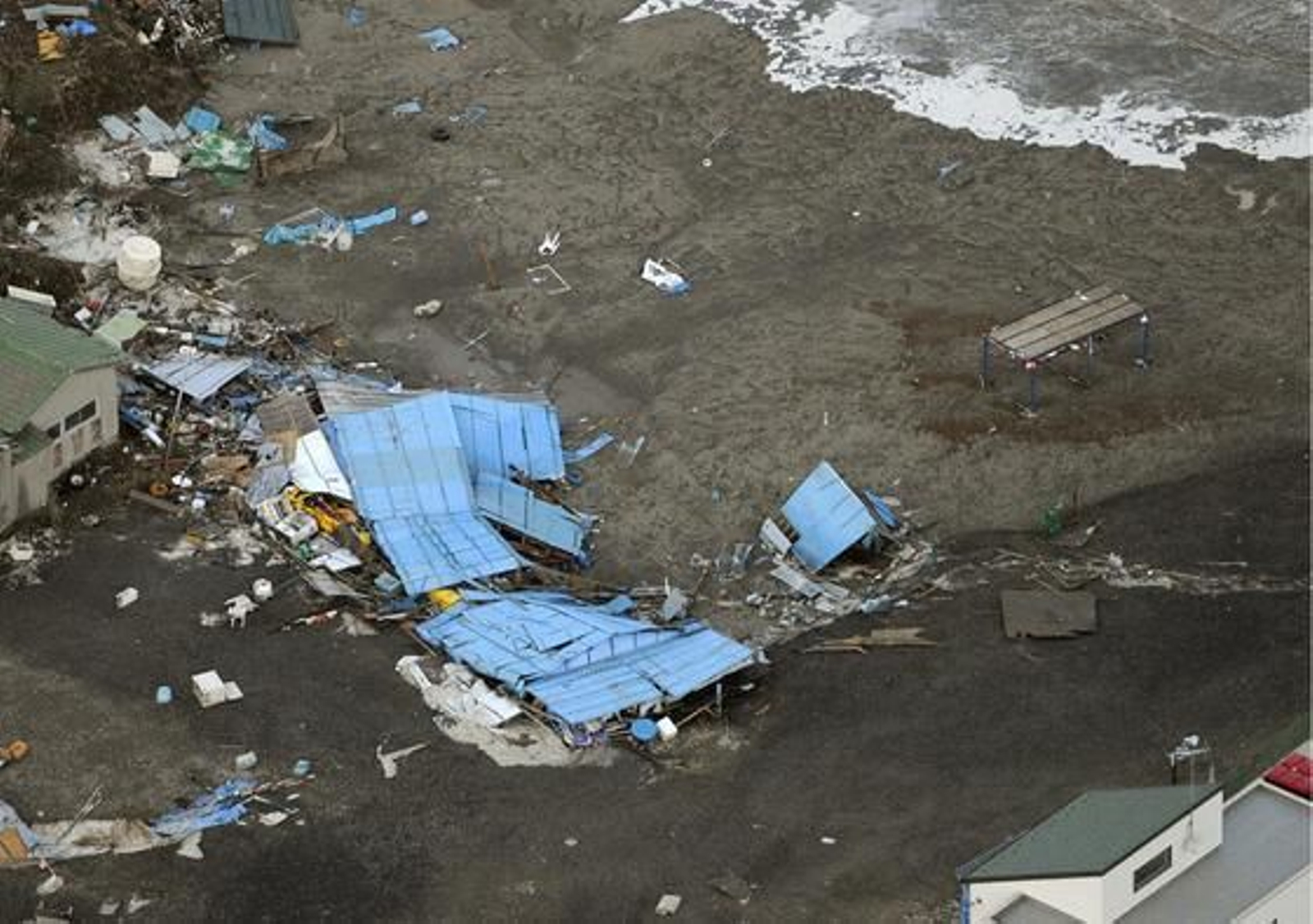 Las casas se inundan tras el fuerte 'tsunami' en Japón.

Foto: STR