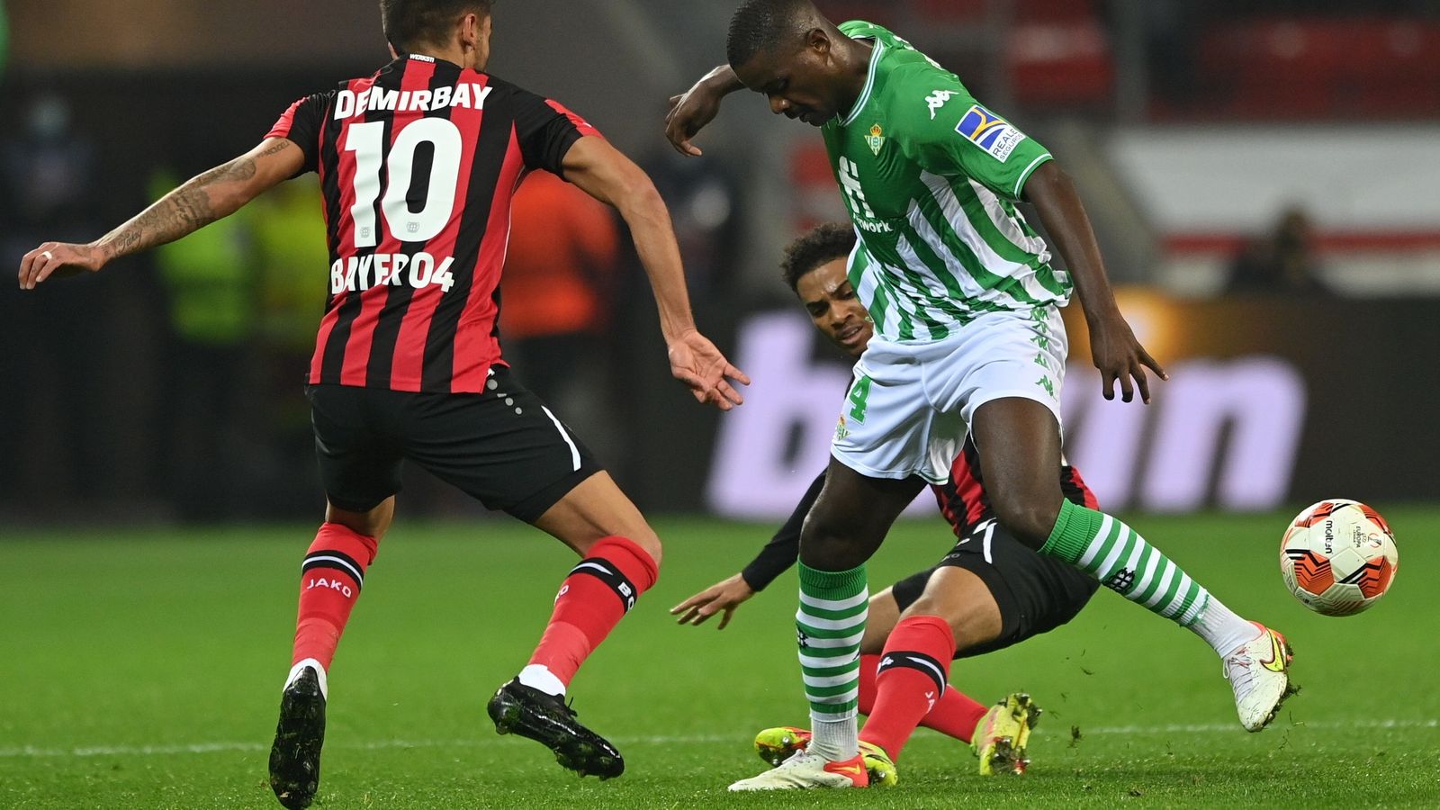 William Carvalho se ve acorralado por Adli y Demirbay.