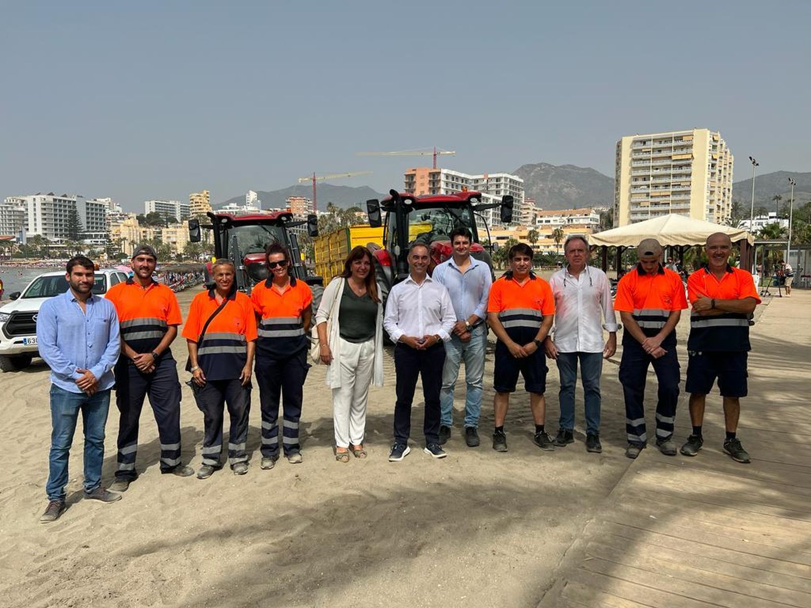 El encuentro del Ayuntamiento con los trabajadores del servicio de limpieza de playas.