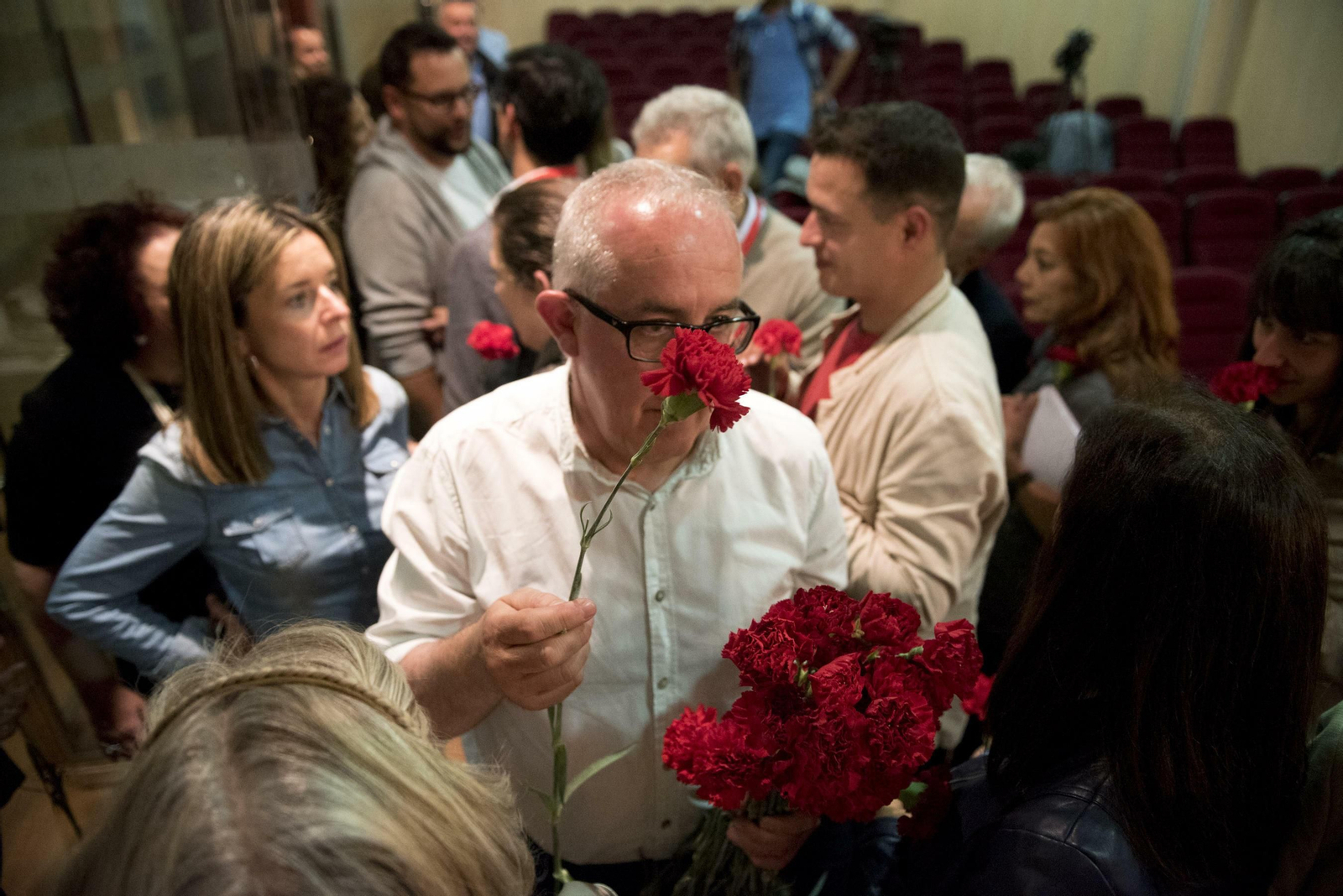 En la sede del PSOE se repartieron claveles tras la victoria.