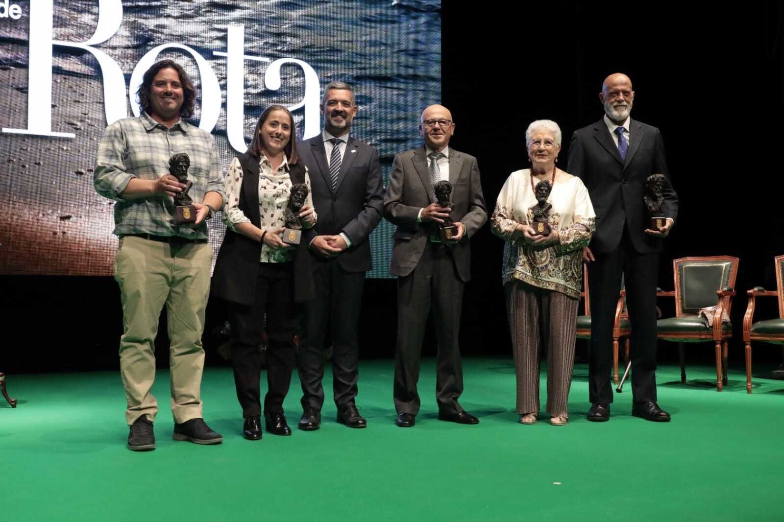 El alcalde, con los galardonados en la Gala del Día de Rota de las Fiestas Patronales de este año.