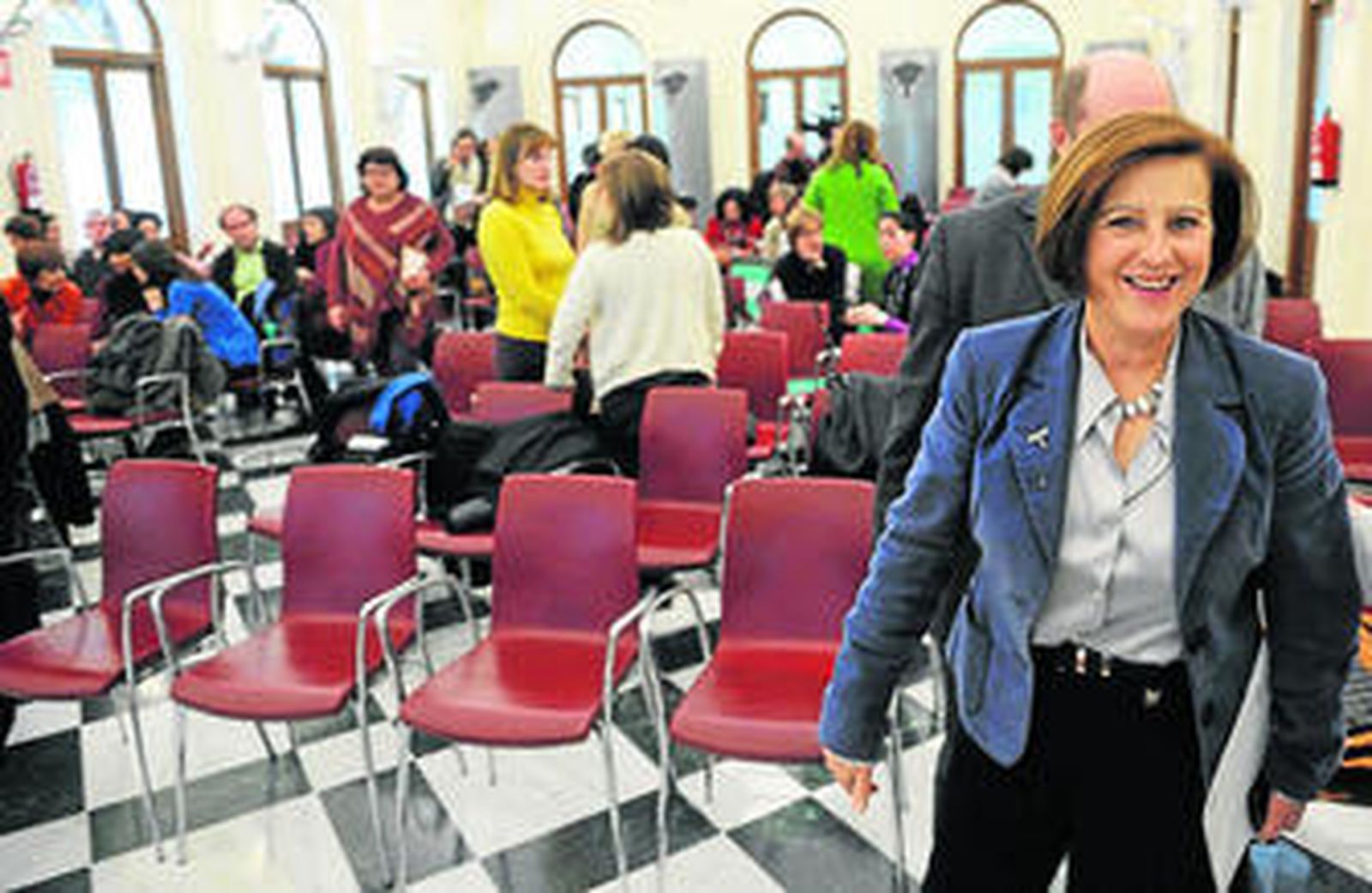 La delegada del Gobierno y la directora general de Infancia y Familia se reunieron ayer con 70 profesionales de los equipos de tratamiento.