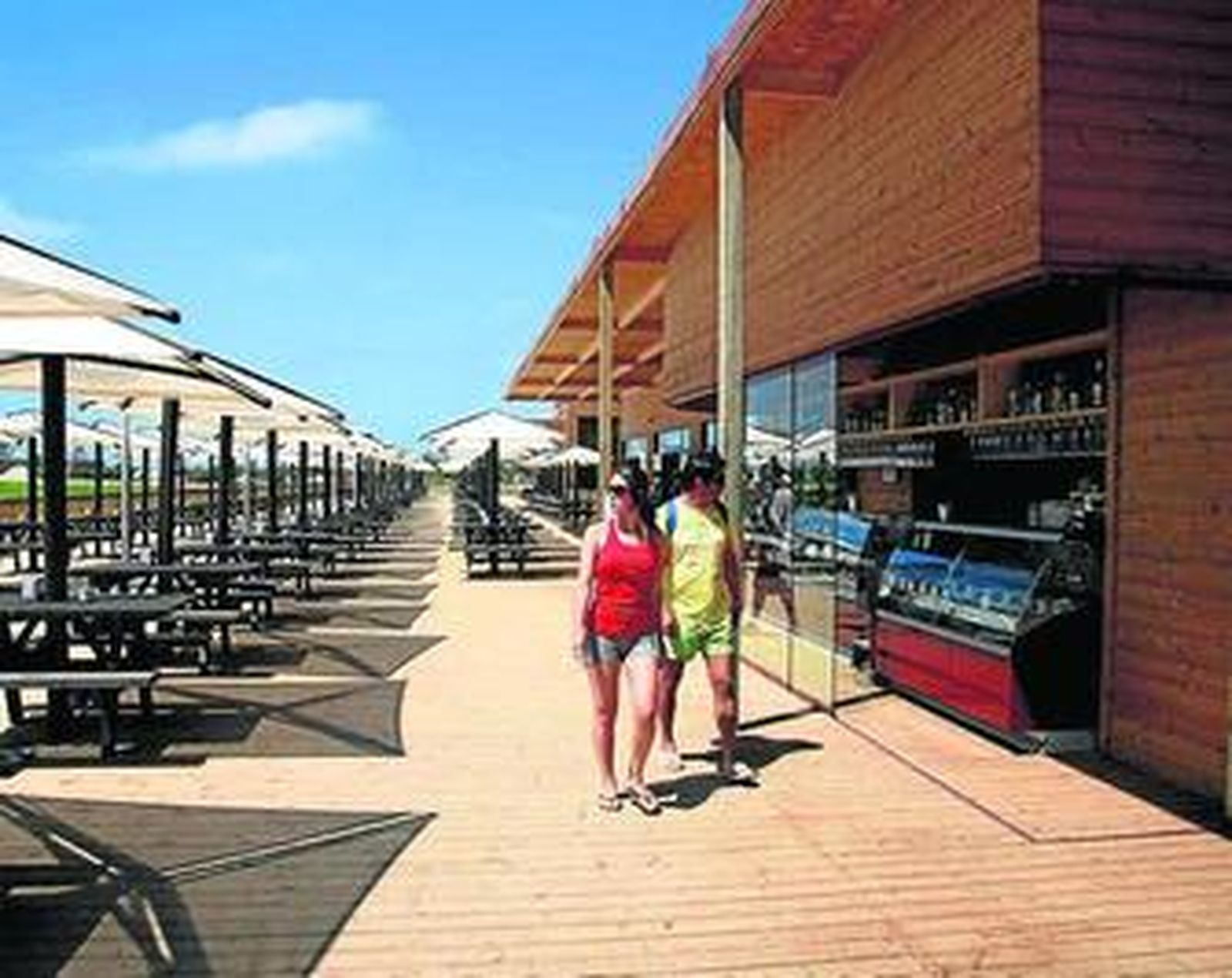 Terraza del complejo Zmar en Zambujeira do Mar, en la costa sur de Portugal.