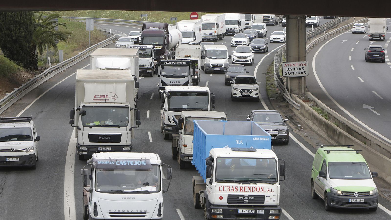 Caravana de camiones en huelga en Sevilla