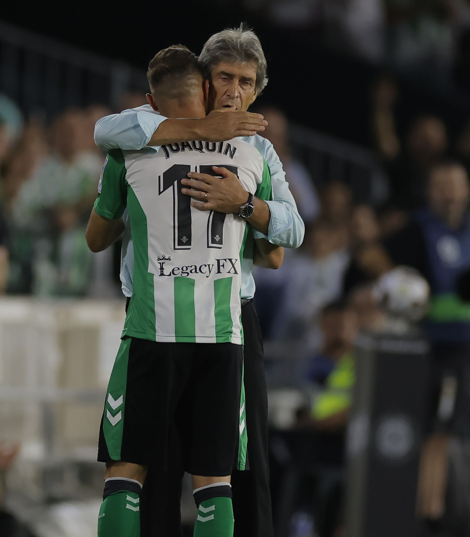 Pellegrini se abraza con Joaquín cuando lo sustituyó.