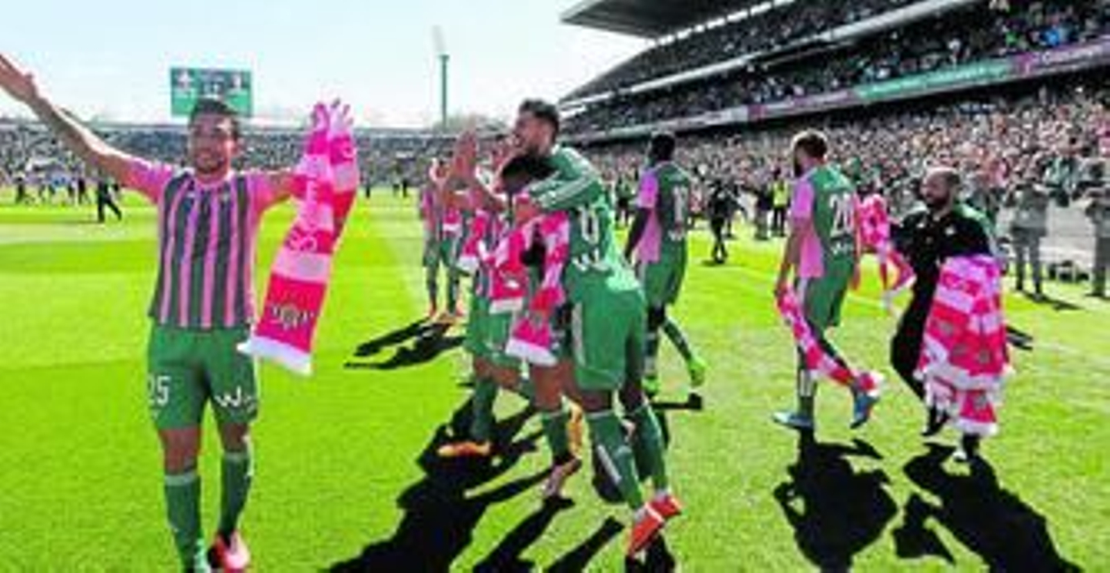 Los jugadores béticos celebran el 2-0 de Rubén Castro, que coincide con el final del partido.