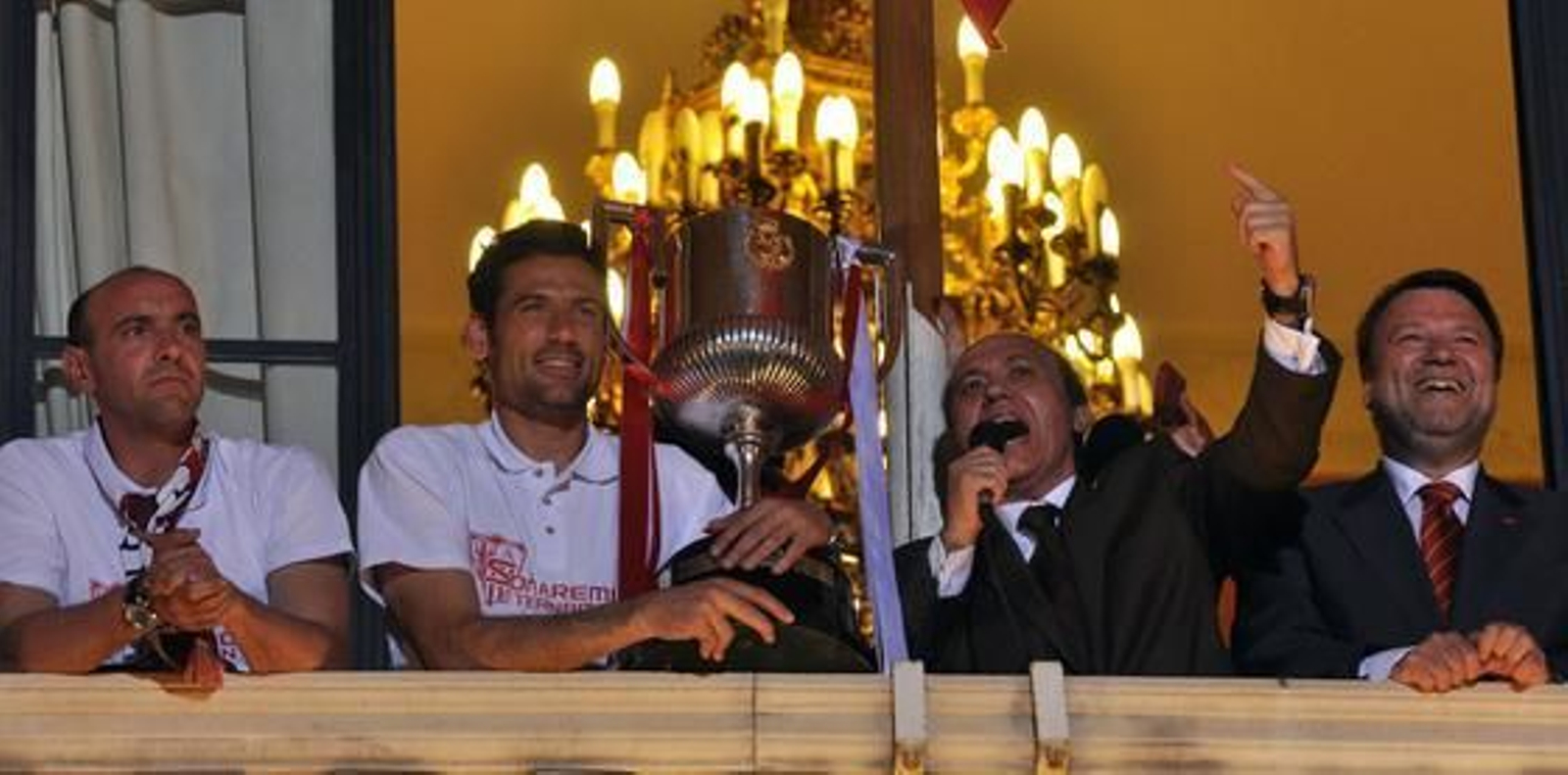 Del Nido se dirige a la afición sevillista concentrada en la Plaza Nueva.

Foto: Manuel Gómez