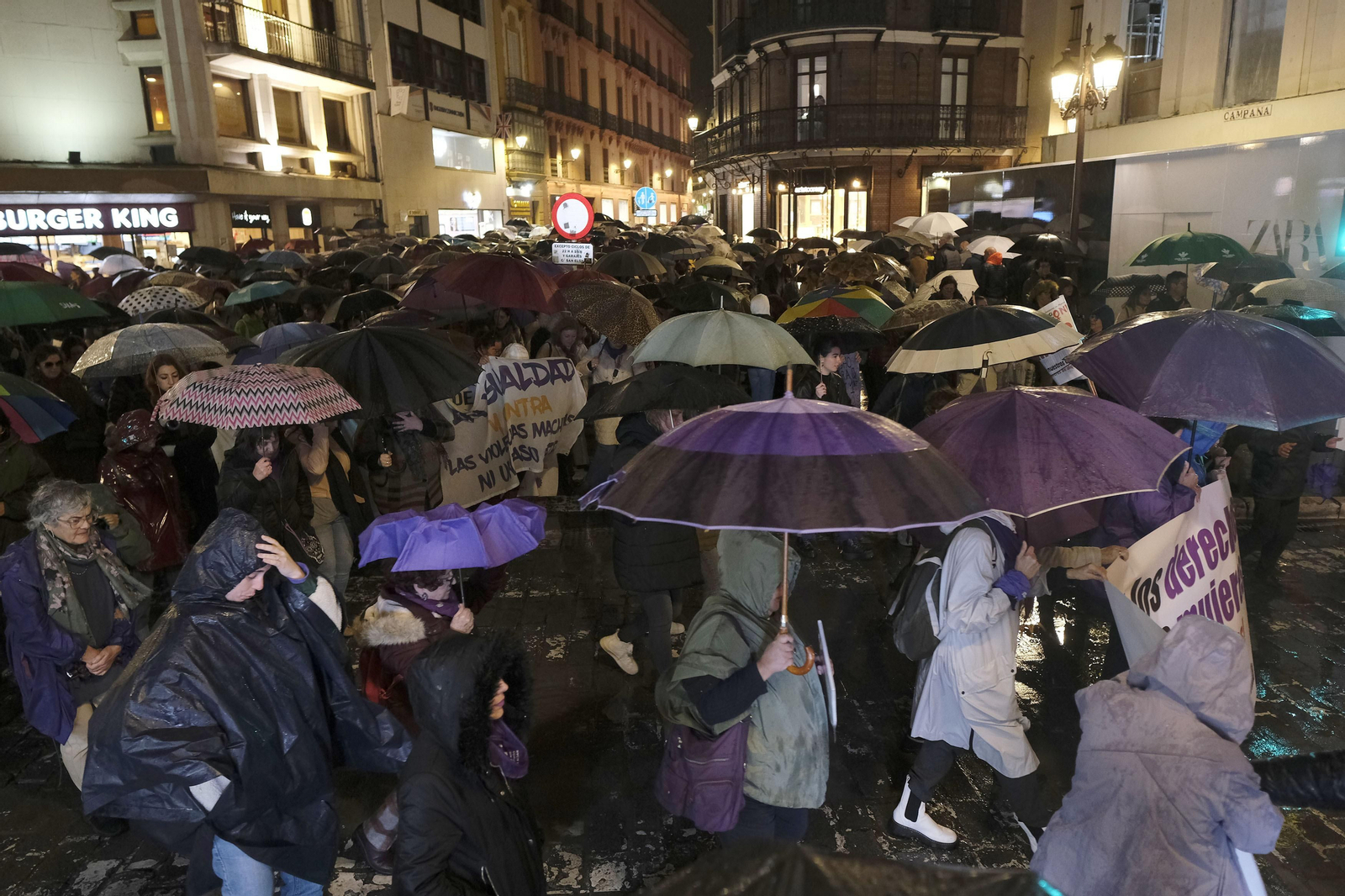 Manifestación 8M del Movimiento Feminista de Sevilla Con el lema "Ni promesas, ni excusas. Las mujeres exigimos realidades"