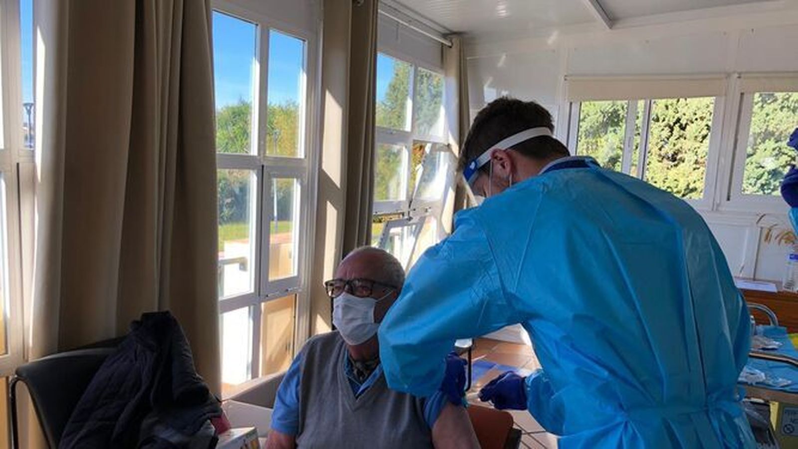 Primer usuario de una residencia de Arcos en recibir la vacuna el 27 de diciembre de 2020.