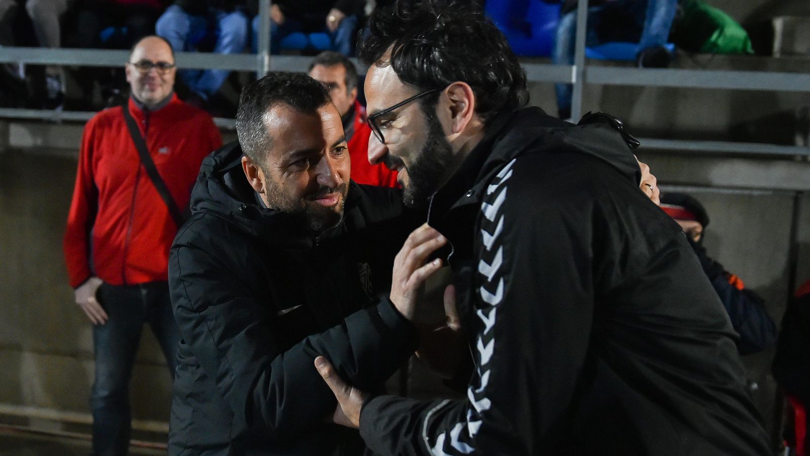 Diego Martínez saluda al técnico del Badalona en el duelo de dieciseisavos.