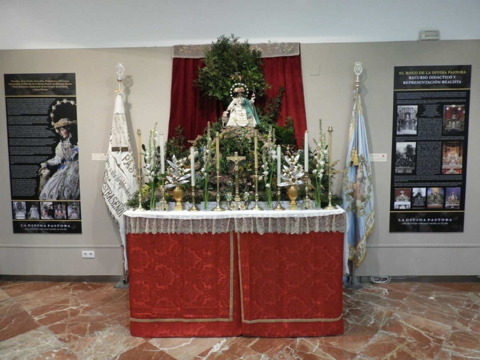 El Mercantil acoge una exposición dedicada a la devoción sevillana de la Divina Pastora.