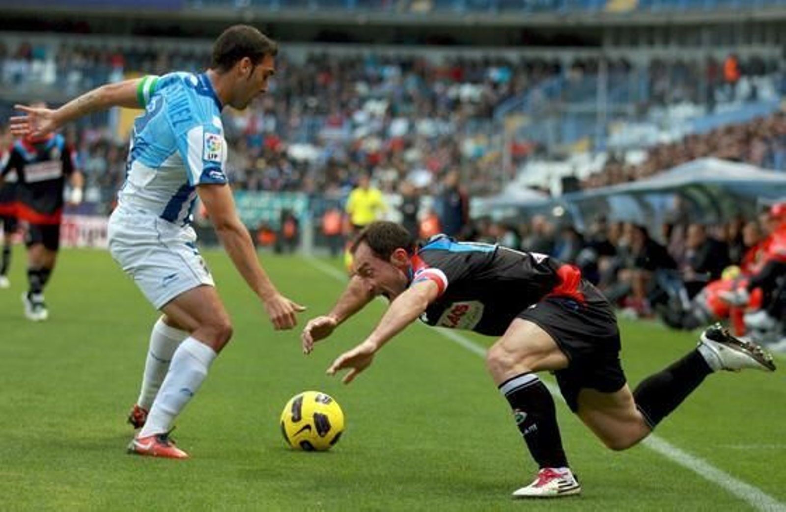 El delantero del Racing Pedro Munitis lucha por el balón contra el defensa del Málaga Jesús Gámez.

Foto: Jorge Zapata/EFE
