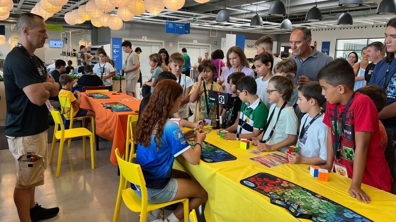 El III Torneo de Speedcubing reúne talento internacional y promesas locales.