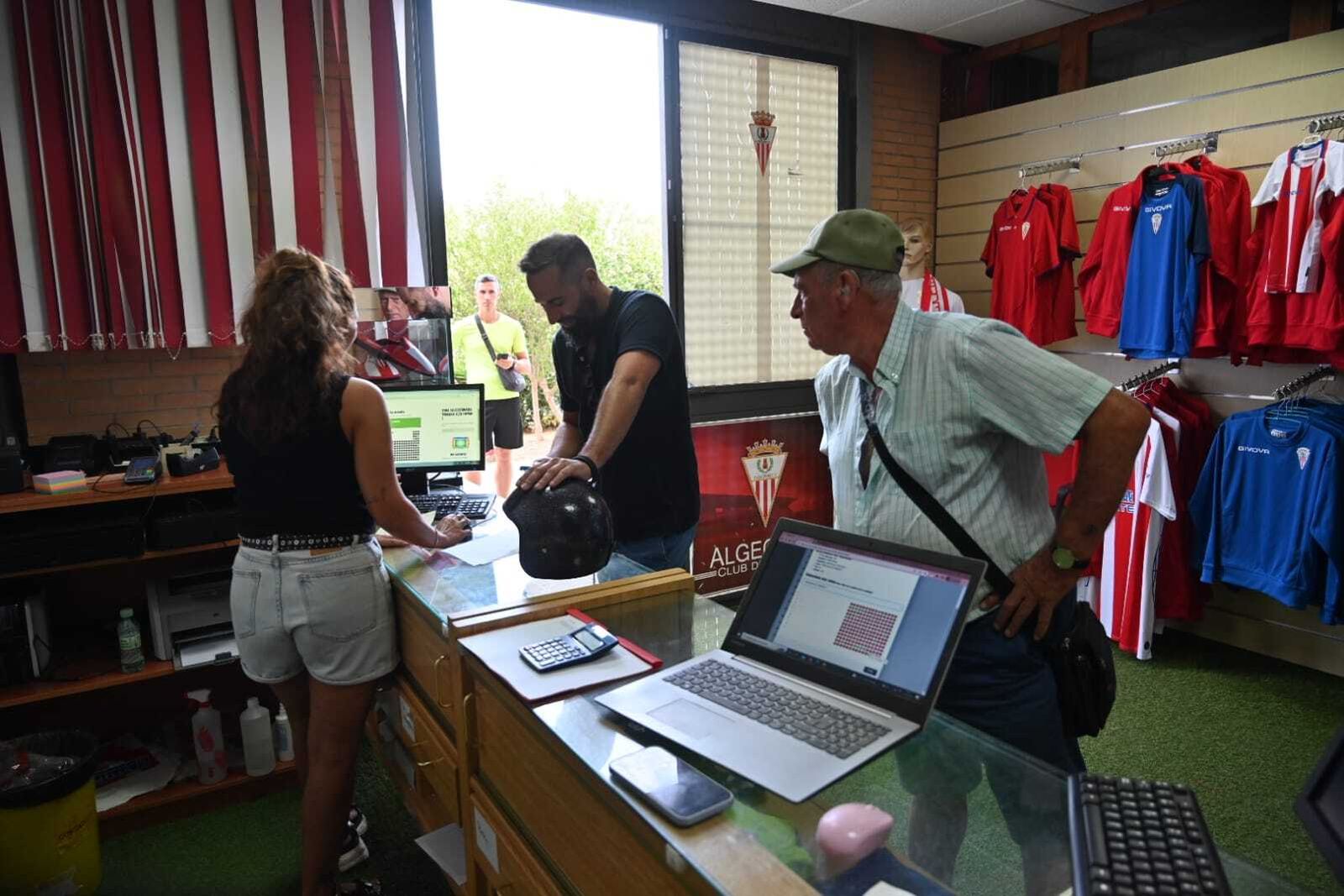Aficionados adquieren sus carnets en las oficinas del Algeciras CF