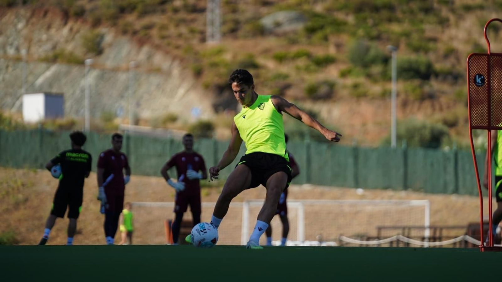 Sergio Arribas completa uno de los ejercicios durante el stage de Marbella.