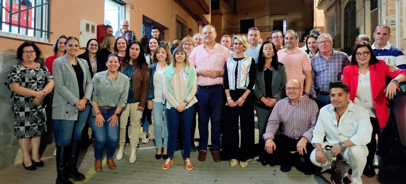 Fernández arropado por los cuevanos que conforman su lista para las elecciones.