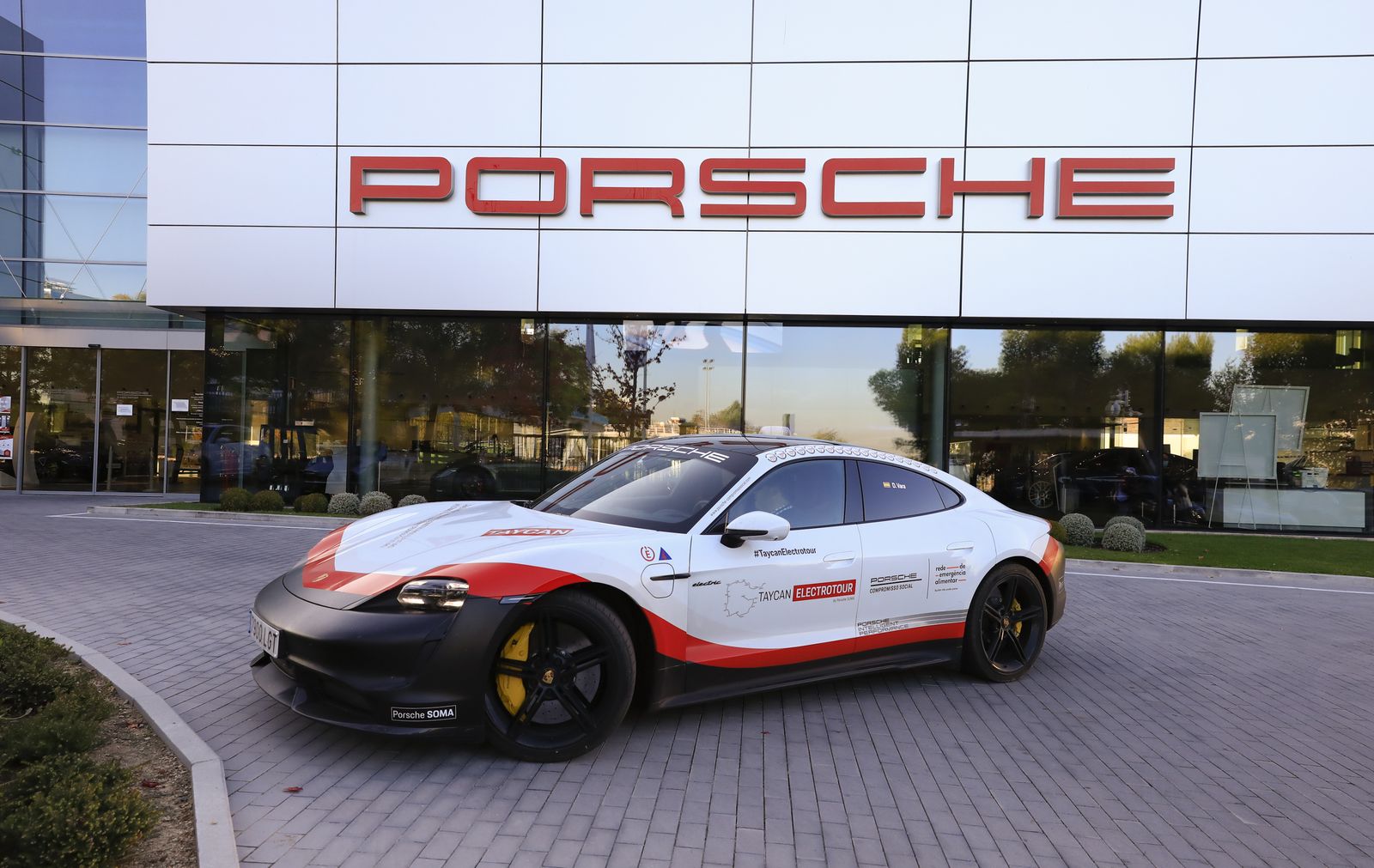 El Taycan Electrotour culmina el proyecto solidario Porsche SUMA