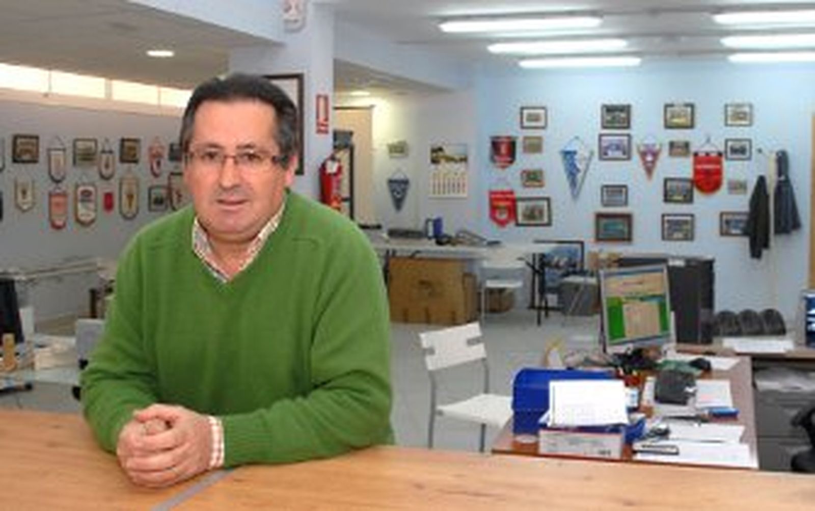 Manuel Leira explica a los colaboradores su proyecto