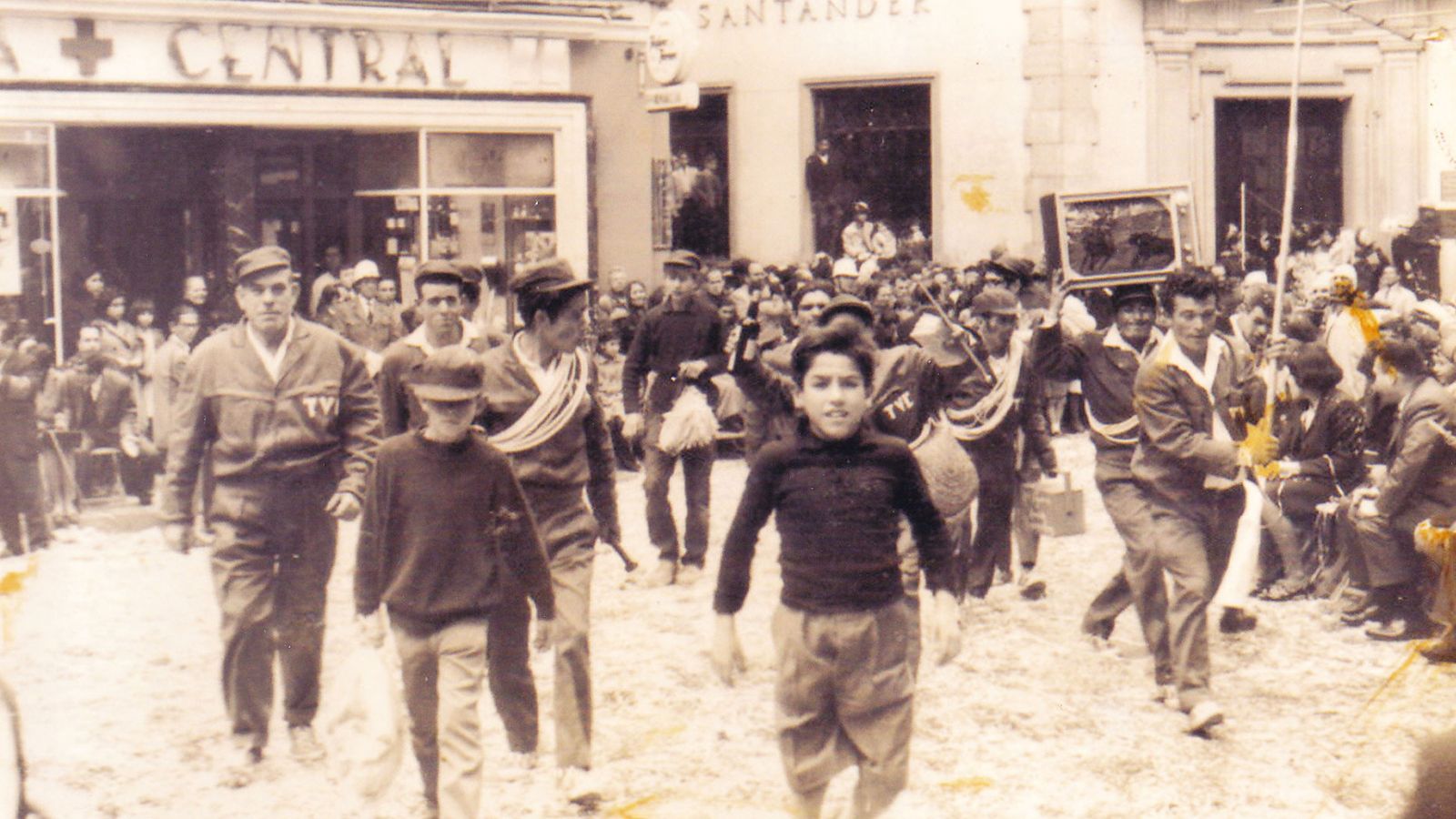 La chirigota 'Los montadores de la televisión' (1965) en la cabalgata.
