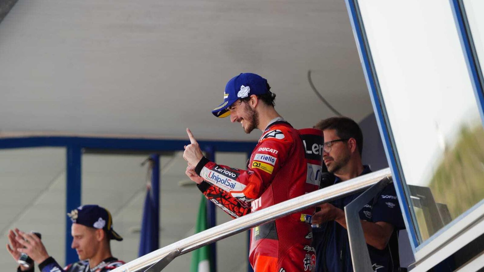 El piloto italiano del Ducati Lenovo celebra su triunfo en el podio de Jerez.