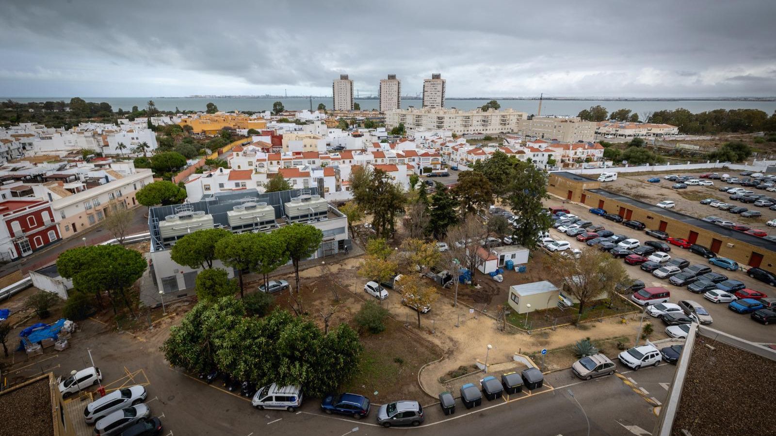 La Unidad de Neurorrehabilitación contará también con un circuito en el exterior del hospital de San Carlos para que los pacientes aprendan a desenvolverse con la silla de ruedas. Se ubicará junto al nuevo edificio técnico que se ha levantado en el recinto (en la imagen).