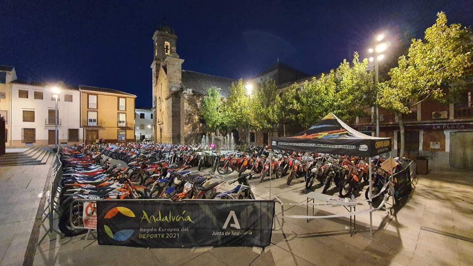 Una imagen del parque cerrado de motos de Cabra del Santo Cristo.