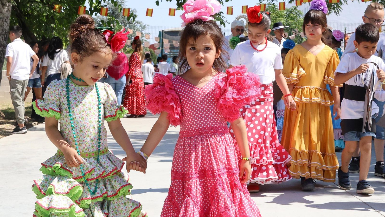 Niñas vestidas de gitana en la romería del Colegio Ciudad de los Niños. Niñas vestidas de gitana en la romería del Colegio Ciudad de los Niños.