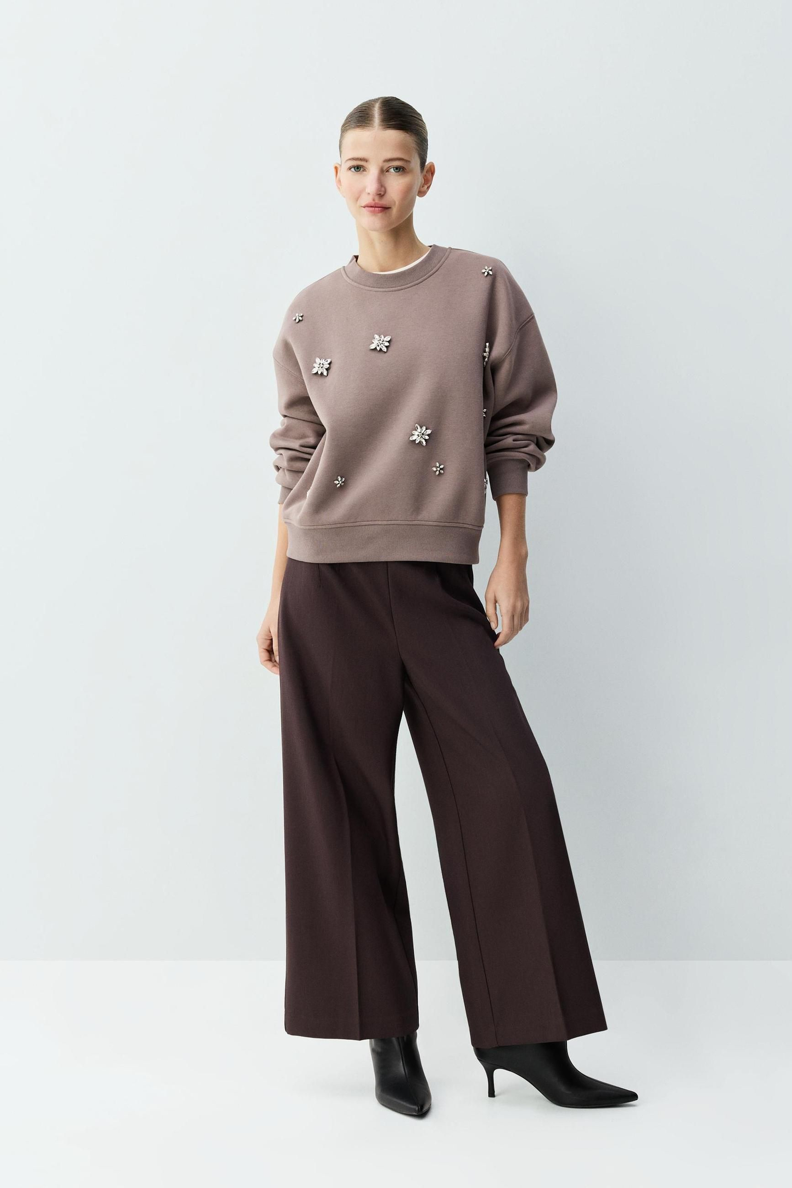 Sudadera con detalles en joya de Lefties.