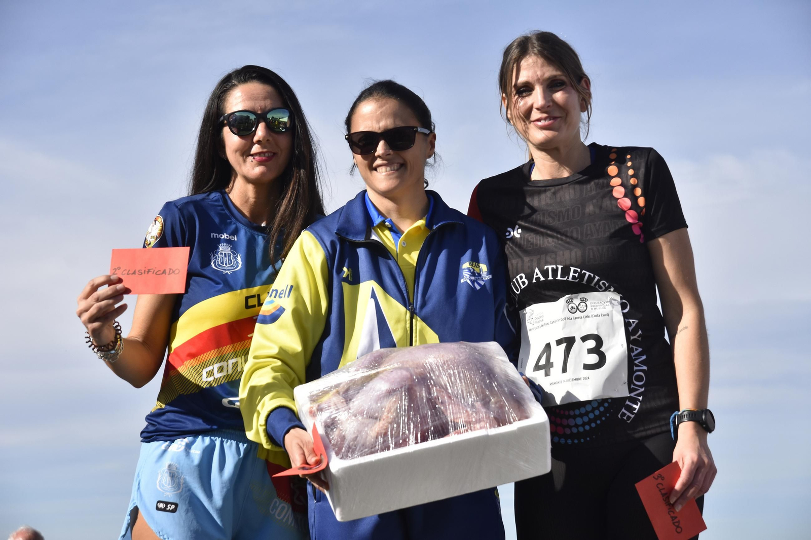 La ganadora de la categoría femenina posa con el premio.