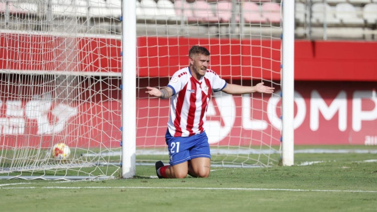 Juanma, en el suelo y brazas en jarra, reclama el penalti del 1-2.