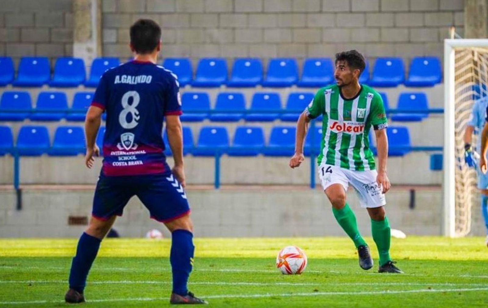 Theo García conduce el balón en un lance del partido.
