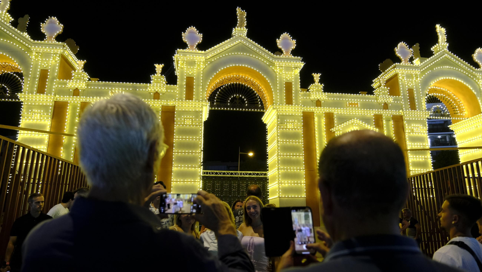 El pregón de la Feria de Almería 2025 y el encendido de la portada, en imágenes