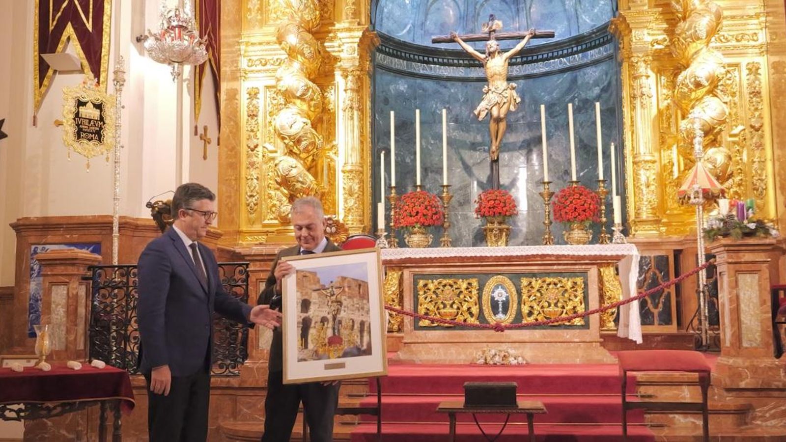 Acto de entrega de la fotografía en la Basílica