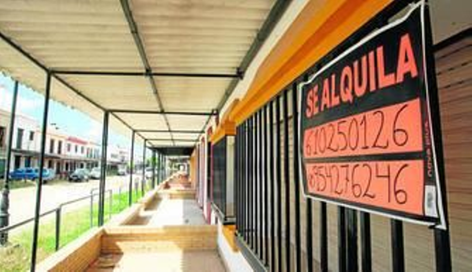 Varias casas de la aldea almonteña cerradas, una de ellas con el cartel de alquiler colgado en una ventana. Esta imagen, en la misma semana de la romería, no se veía desde hace muchos años.