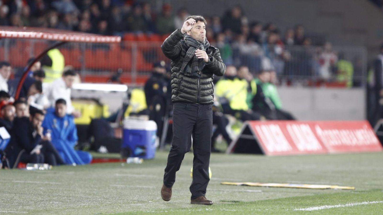 El entrenador catalán da órdenes a su equipo desde el área técnica.