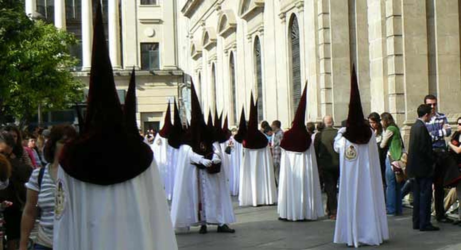 Salir de nazareno puede llegar a costar hasta 900 euros, según la UCE