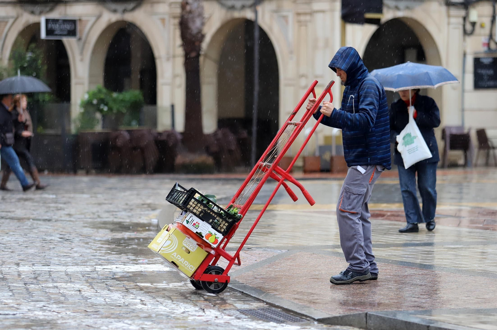 Día de lluvia, viento y frío en Huelva, en imágenes