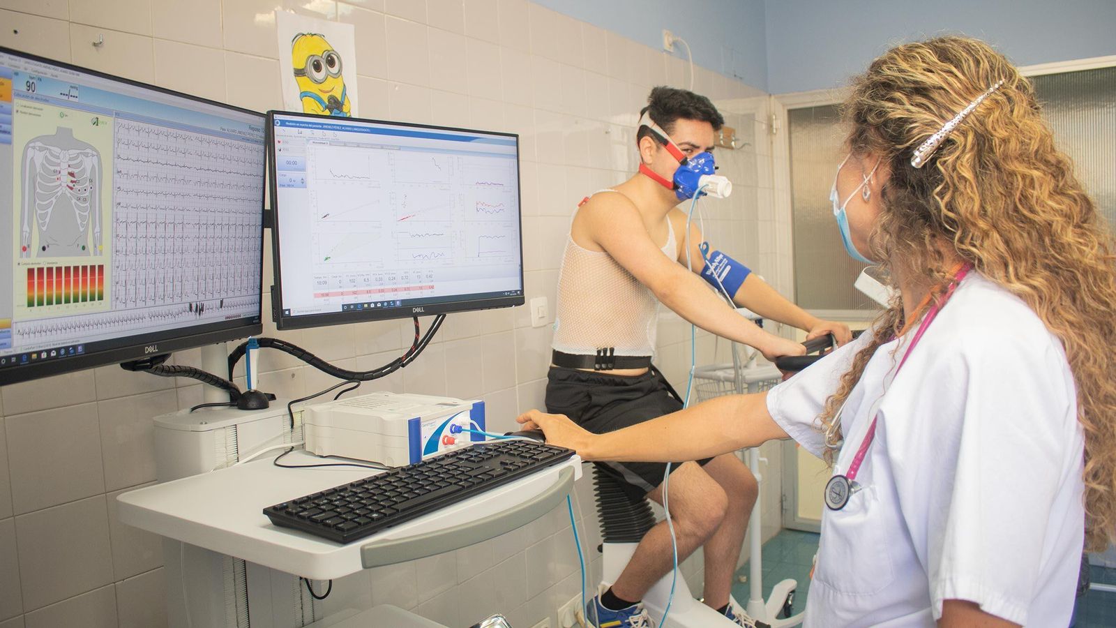 La doctora Manso durante la simulación de cómo sería una prueba.