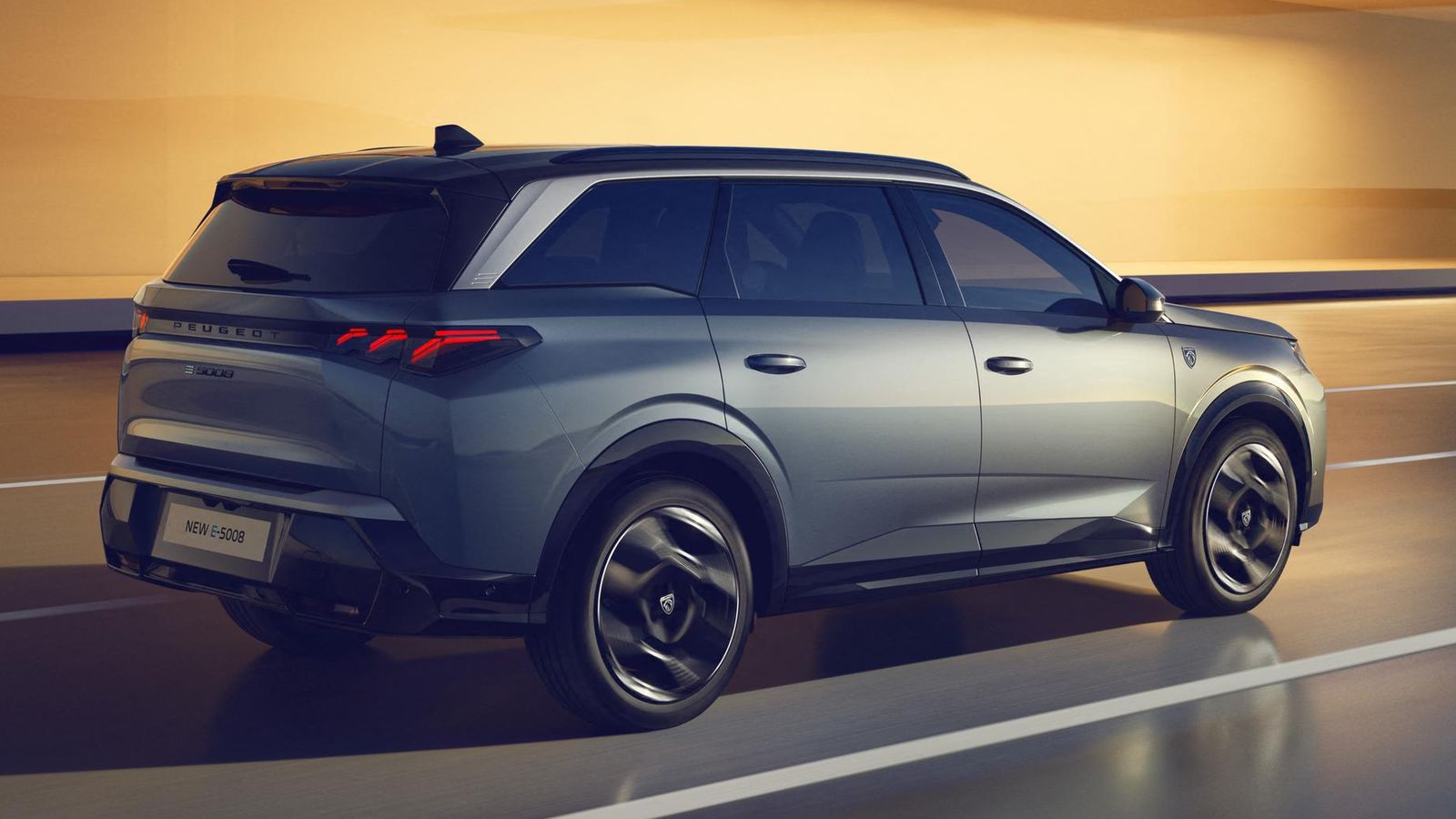 La batería más grande disponible para la plataforma STLA Medium se utiliza ahora tanto en los E-3008 como en los E-5008, lo que permite superar los 700 km de autonomía en el primer caso.