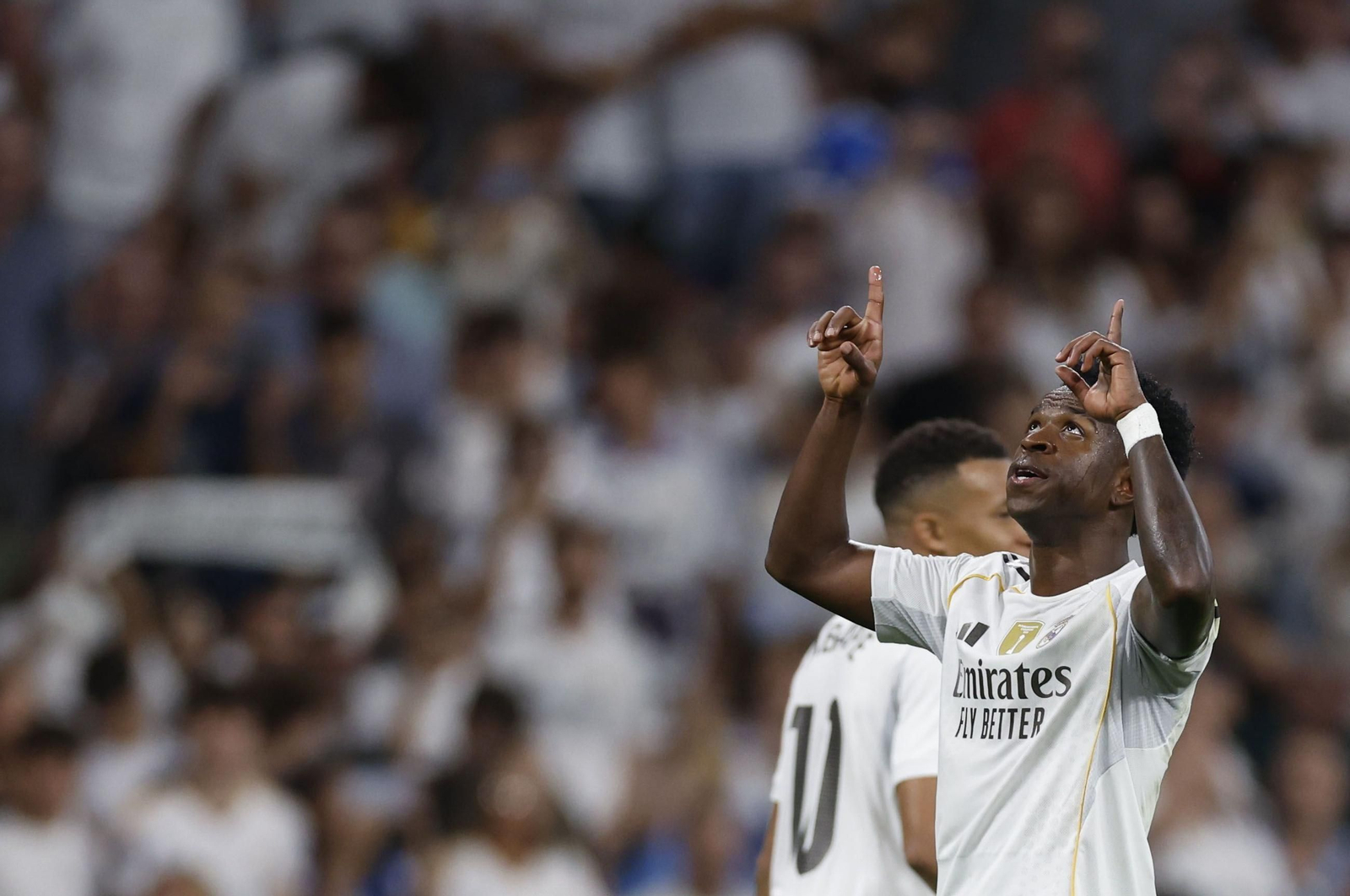 Vinícius celebra uno de sus goles con Mbappé al fondo.