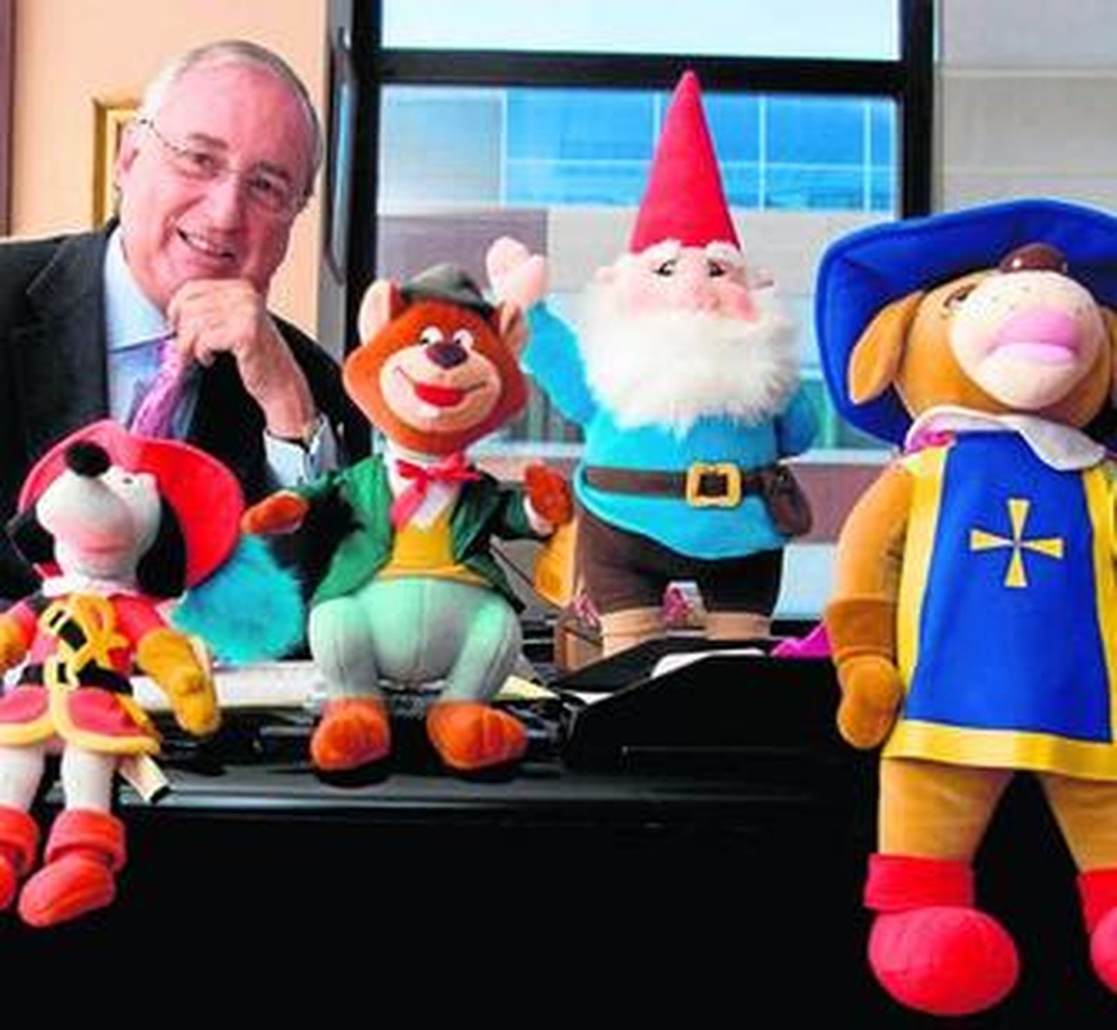 Claudio Biern, con parte de sus personajes animados.