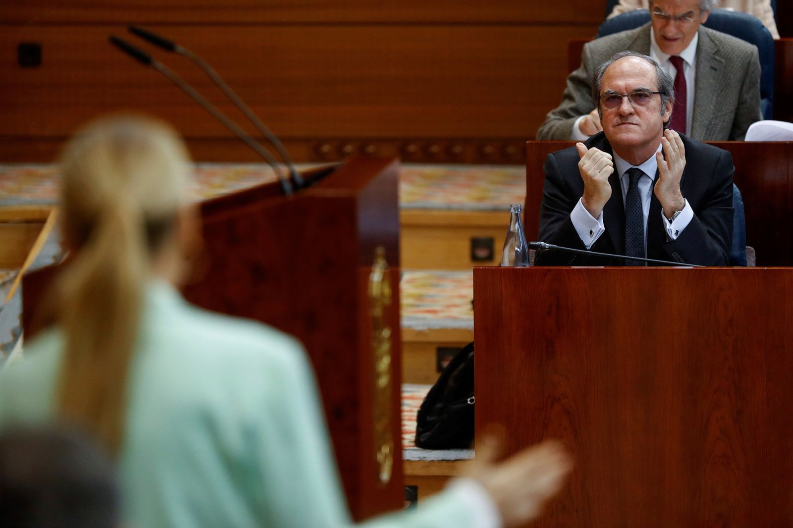 El portavoz socialista, Ángel Gabilondo  (d), escucha la intervención de Cristina Cifuentes.