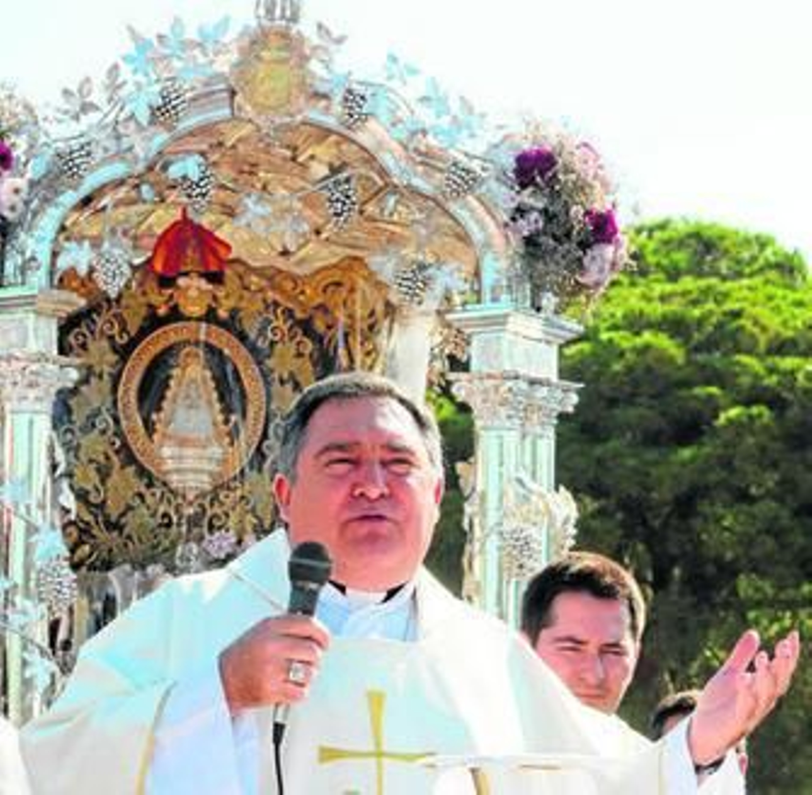 Monseñor José Mazuelos, ayer durante la primera de las dos misas que oficiará en el camino de ida.