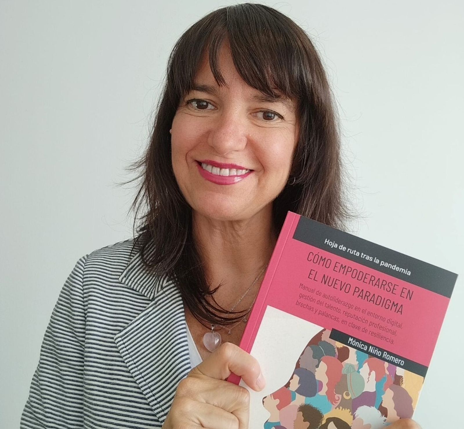 La periodista Mónica Niño con su libro 'Cómo empoderarse en el nuevo paradigma'.
