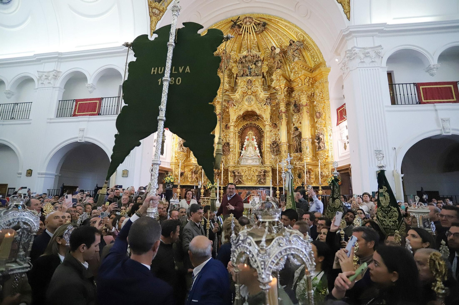 Imágenes del gran ambiente en la aldea de El Rocío en la mañana del domingo
